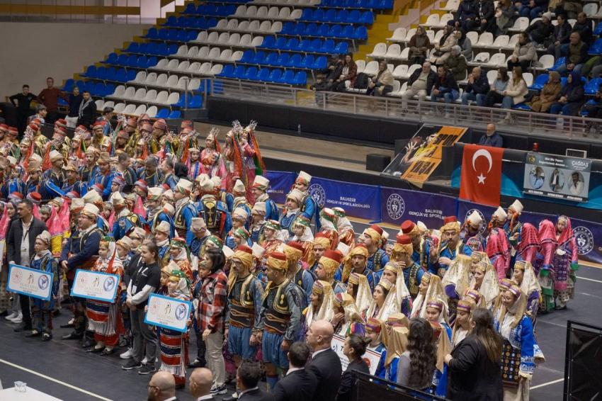 EDREMİT BELEDİYESİ HALK OYUNLARI EKİBİ İL BİRİNCİSİ OLDU