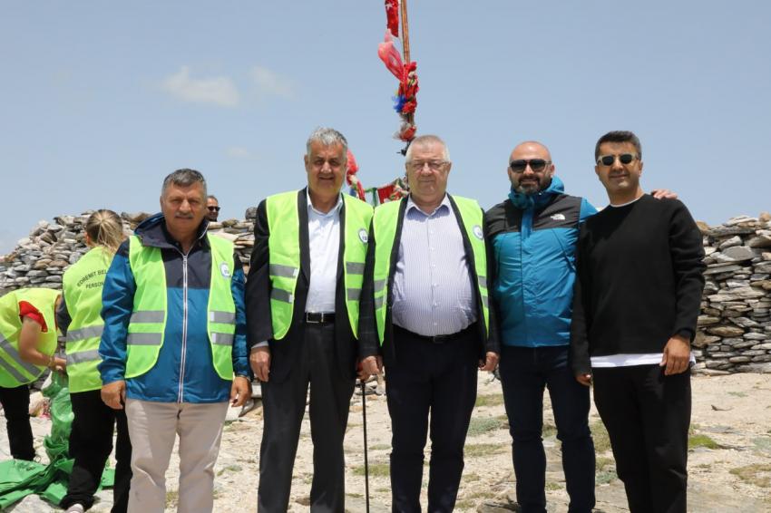 EDREMİT BELEDİYESİ’NDEN KAZDAĞLARI ZİRVESİNDE ÇEVRE TEMİZLİĞİ