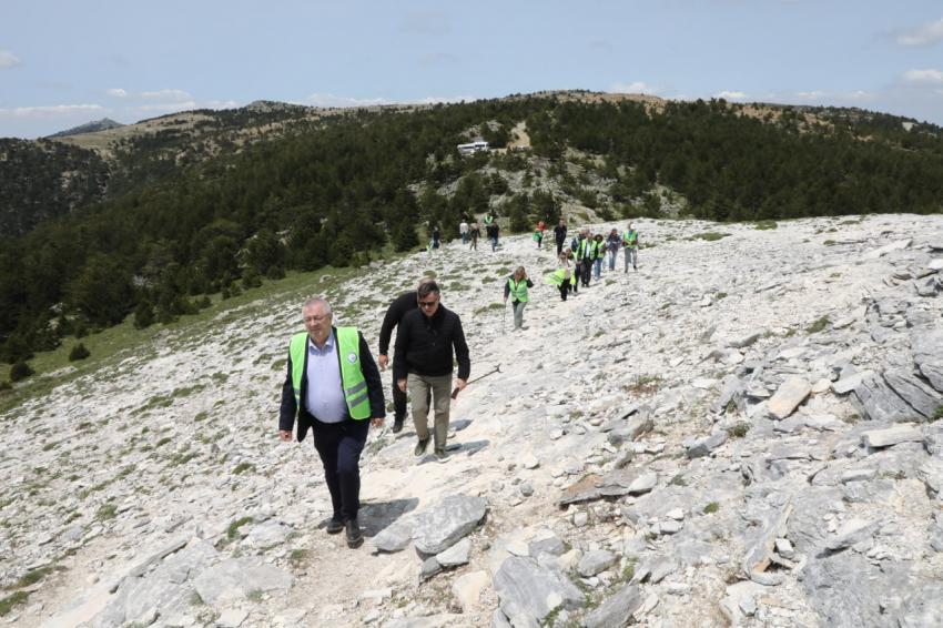 EDREMİT BELEDİYESİ’NDEN KAZDAĞLARI ZİRVESİNDE ÇEVRE TEMİZLİĞİ