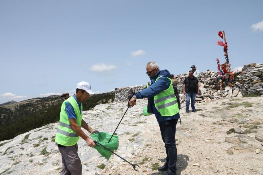EDREMİT BELEDİYESİ’NDEN KAZDAĞLARI ZİRVESİNDE ÇEVRE TEMİZLİĞİ