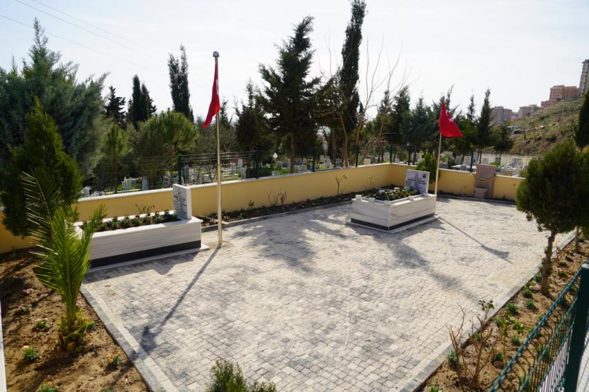 EDREMİT BELEDİYESİ’NDEN ŞEHİTLİKLERDE ANLAMLI ÇALIŞMA