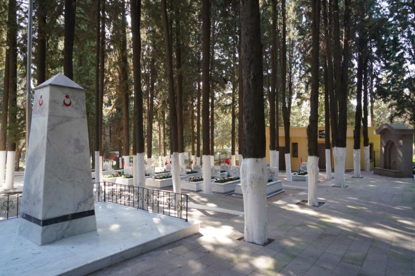 EDREMİT BELEDİYESİ’NDEN ŞEHİTLİKLERDE ANLAMLI ÇALIŞMA