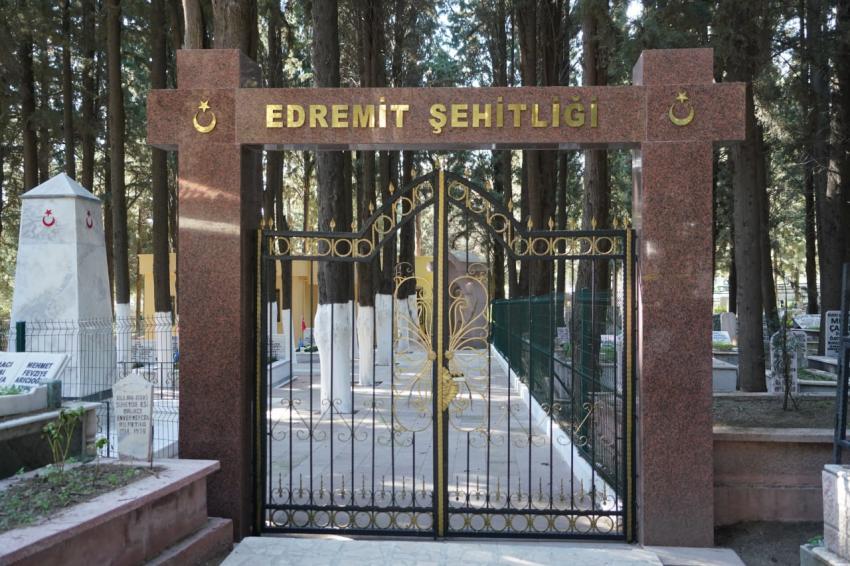 EDREMİT BELEDİYESİ’NDEN ŞEHİTLİKLERDE ANLAMLI ÇALIŞMA