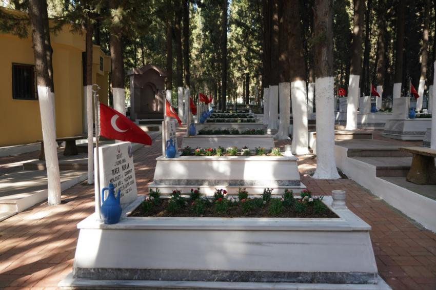 EDREMİT BELEDİYESİ’NDEN ŞEHİTLİKLERDE ANLAMLI ÇALIŞMA