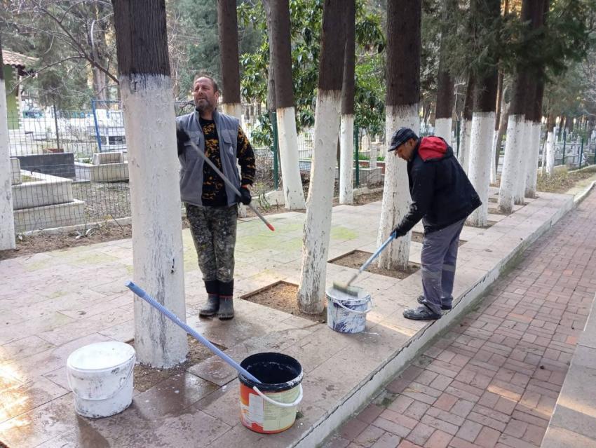 EDREMİT BELEDİYESİ’NDEN ŞEHİTLİKLERDE ANLAMLI ÇALIŞMA