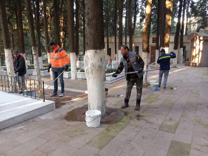 EDREMİT BELEDİYESİ’NDEN ŞEHİTLİKLERDE ANLAMLI ÇALIŞMA