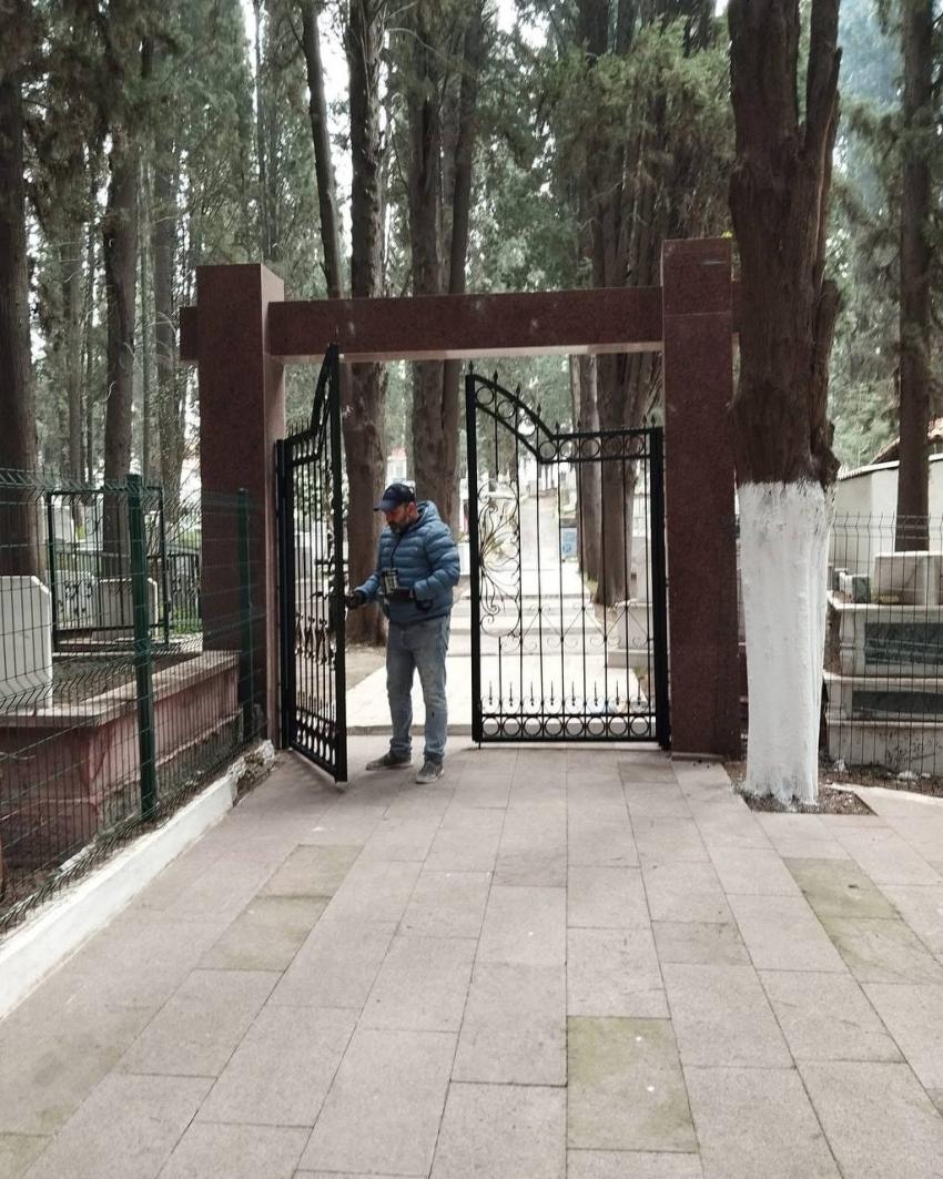 EDREMİT BELEDİYESİ’NDEN ŞEHİTLİKLERDE ANLAMLI ÇALIŞMA