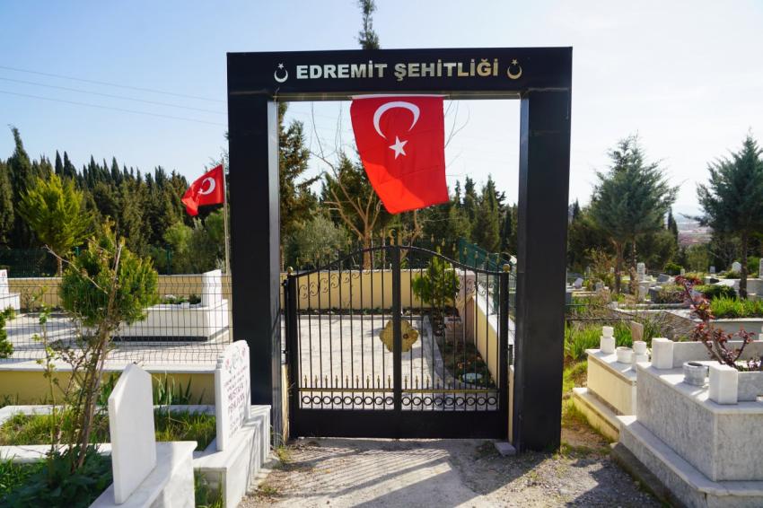 EDREMİT BELEDİYESİ’NDEN ŞEHİTLİKLERDE ANLAMLI ÇALIŞMA