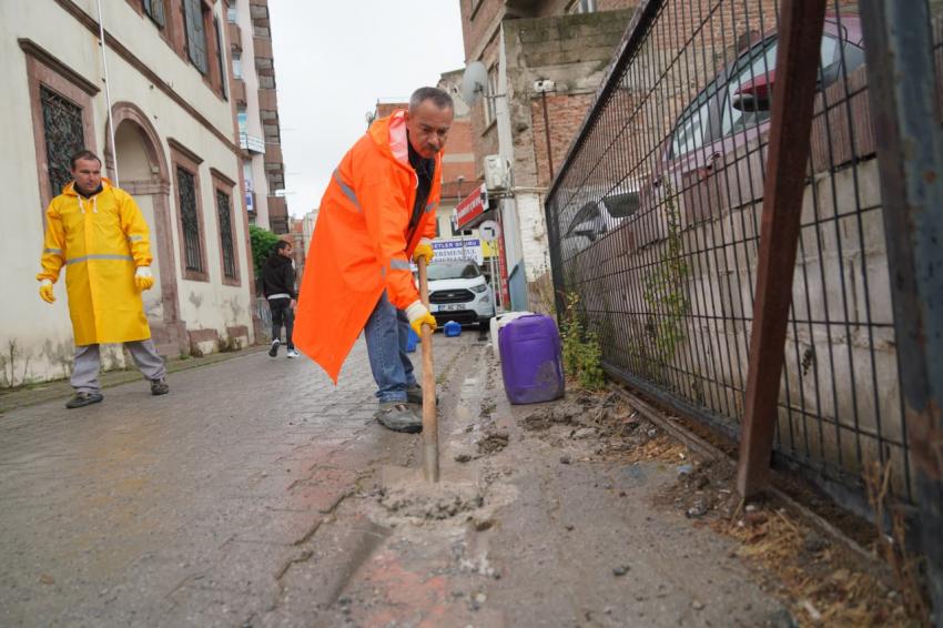 EDREMİT BELEDİYESİ SAĞANAK YAĞIŞLARA KARŞI ÇALIŞIYOR