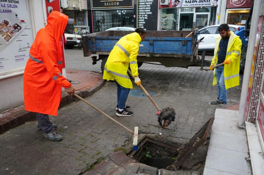 EDREMİT BELEDİYESİ SAĞANAK YAĞIŞLARA KARŞI ÇALIŞIYOR
