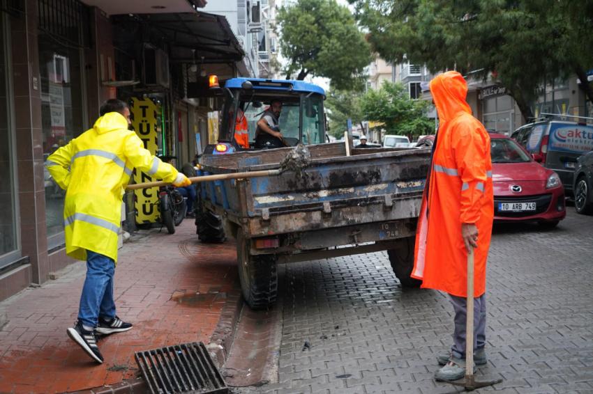 EDREMİT BELEDİYESİ SAĞANAK YAĞIŞLARA KARŞI ÇALIŞIYOR