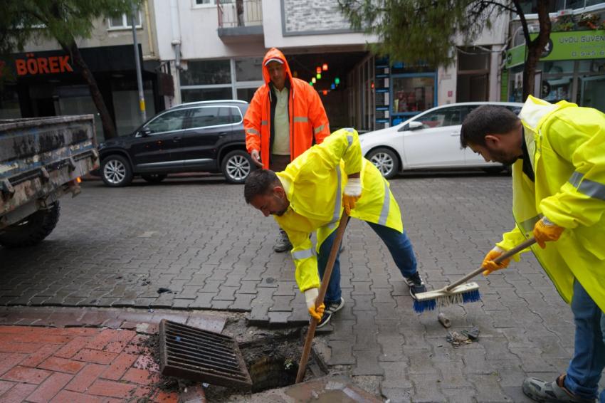 EDREMİT BELEDİYESİ SAĞANAK YAĞIŞLARA KARŞI ÇALIŞIYOR