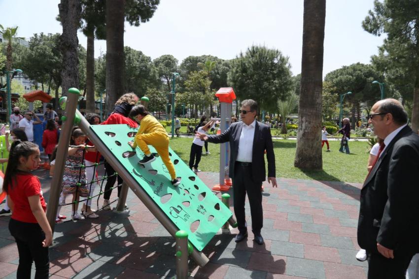 EDREMİT'TE 23 NİSAN ÇOCUK ŞENLİĞİNE YOĞUN İLGİ