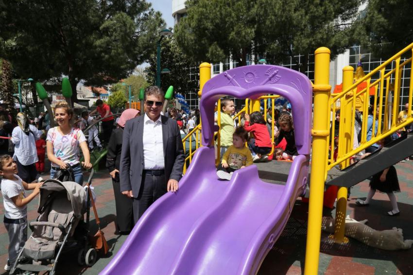 EDREMİT'TE 23 NİSAN ÇOCUK ŞENLİĞİNE YOĞUN İLGİ