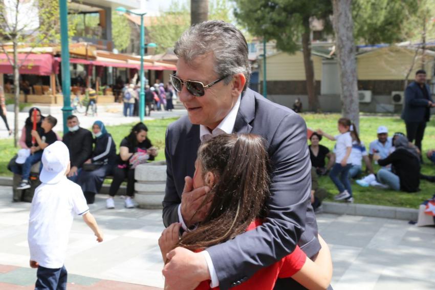 EDREMİT'TE 23 NİSAN ÇOCUK ŞENLİĞİNE YOĞUN İLGİ