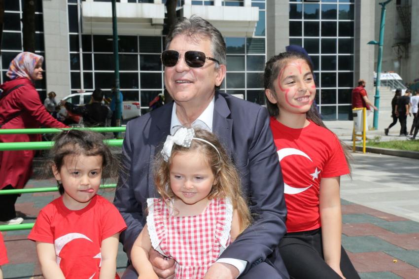 EDREMİT'TE 23 NİSAN ÇOCUK ŞENLİĞİNE YOĞUN İLGİ