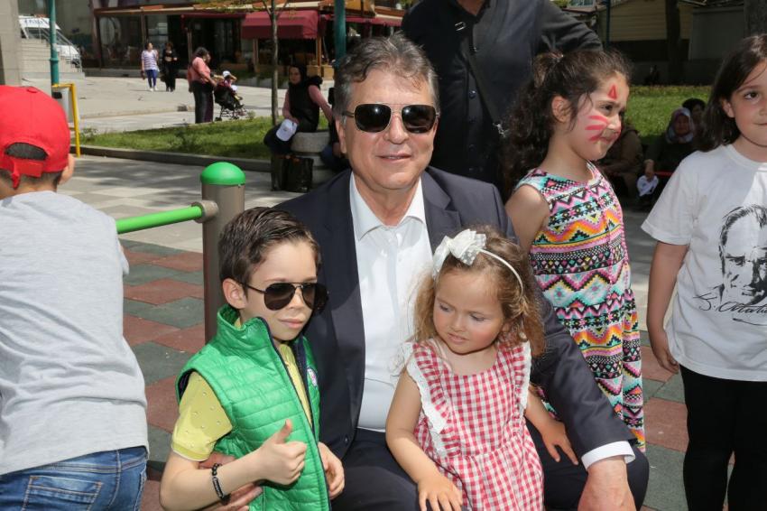 EDREMİT'TE 23 NİSAN ÇOCUK ŞENLİĞİNE YOĞUN İLGİ