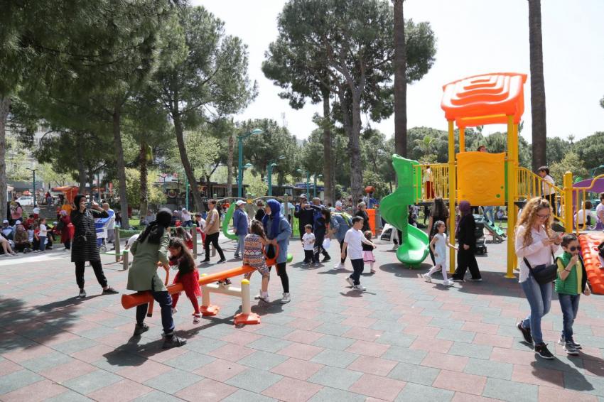 EDREMİT'TE 23 NİSAN ÇOCUK ŞENLİĞİNE YOĞUN İLGİ