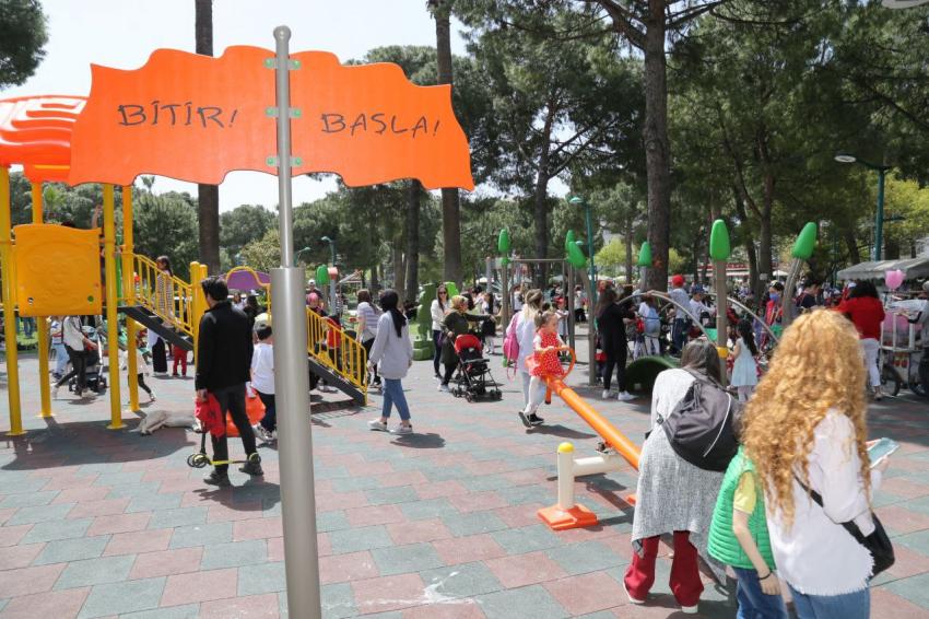 EDREMİT'TE 23 NİSAN ÇOCUK ŞENLİĞİNE YOĞUN İLGİ