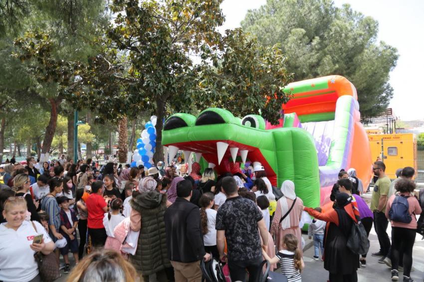 EDREMİT'TE 23 NİSAN ÇOCUK ŞENLİĞİNE YOĞUN İLGİ