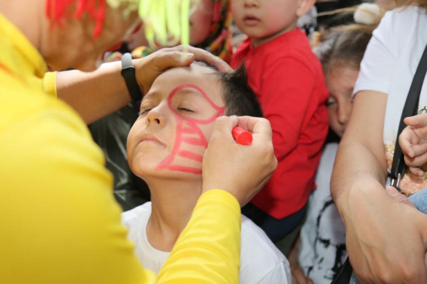 EDREMİT'TE 23 NİSAN ÇOCUK ŞENLİĞİNE YOĞUN İLGİ