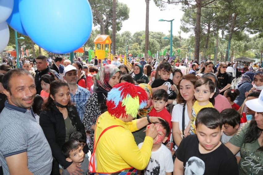 EDREMİT'TE 23 NİSAN ÇOCUK ŞENLİĞİNE YOĞUN İLGİ