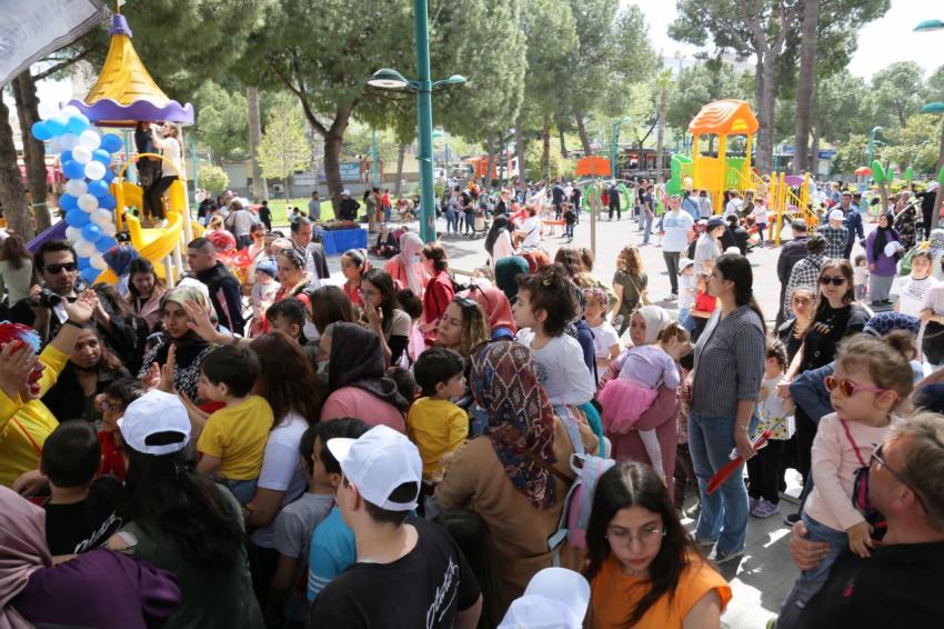 EDREMİT'TE 23 NİSAN ÇOCUK ŞENLİĞİNE YOĞUN İLGİ