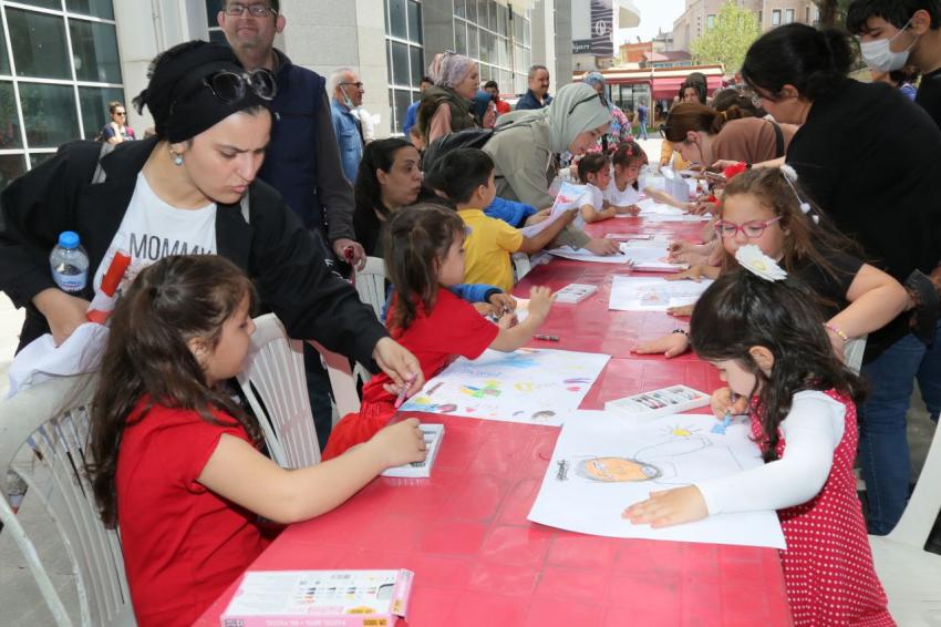 EDREMİT'TE 23 NİSAN ÇOCUK ŞENLİĞİNE YOĞUN İLGİ