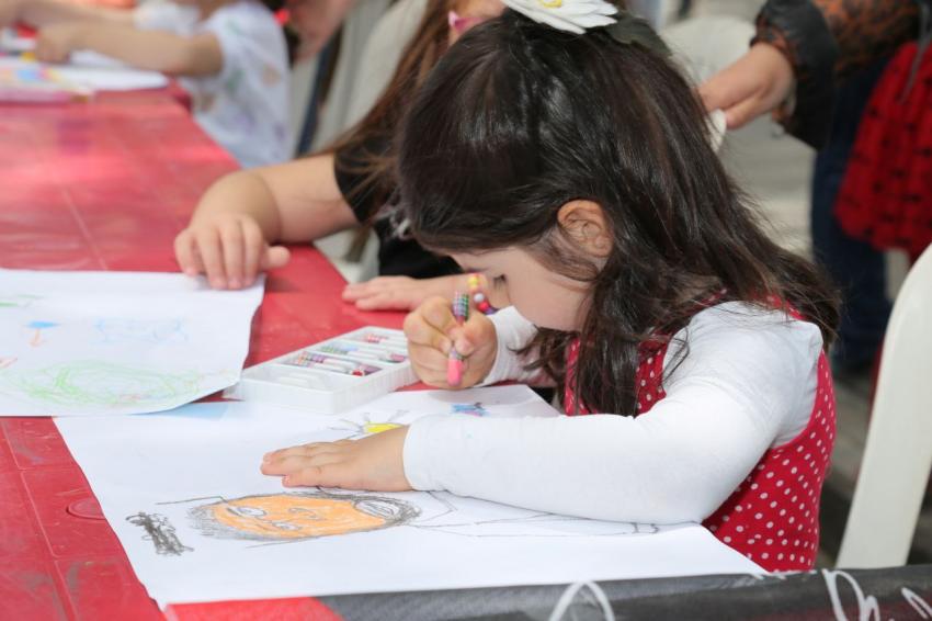 EDREMİT'TE 23 NİSAN ÇOCUK ŞENLİĞİNE YOĞUN İLGİ