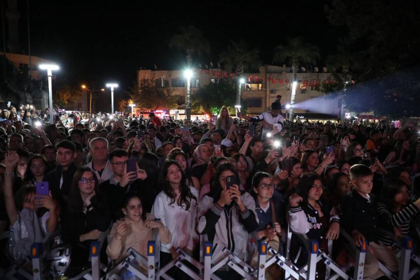 FENER ALAYI VE HANDE ÜNSAL KONSERİNE YOĞUN İLGİ