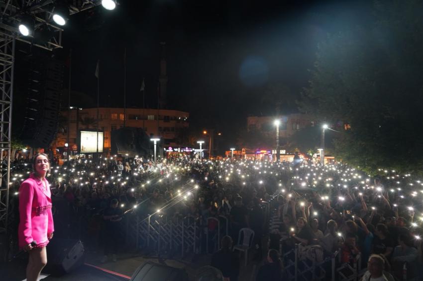 FENER ALAYI VE HANDE ÜNSAL KONSERİNE YOĞUN İLGİ