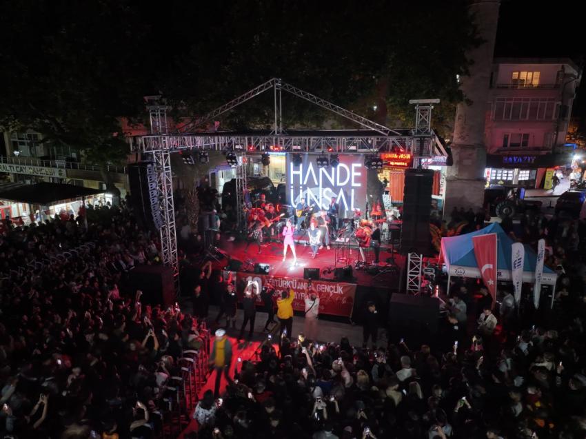 FENER ALAYI VE HANDE ÜNSAL KONSERİNE YOĞUN İLGİ