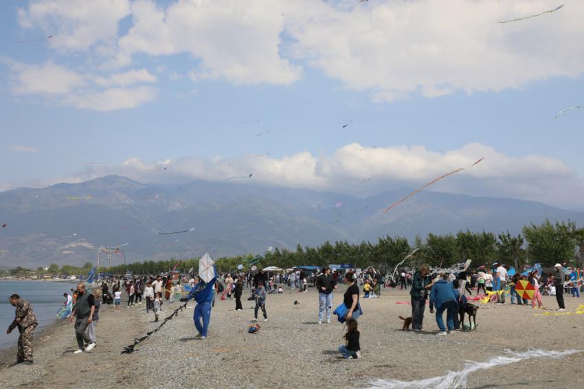 25. UÇURTMA ŞENLİĞİ’NDE BİNLERCE UÇURTMA GÖKYÜZÜNE UÇTU