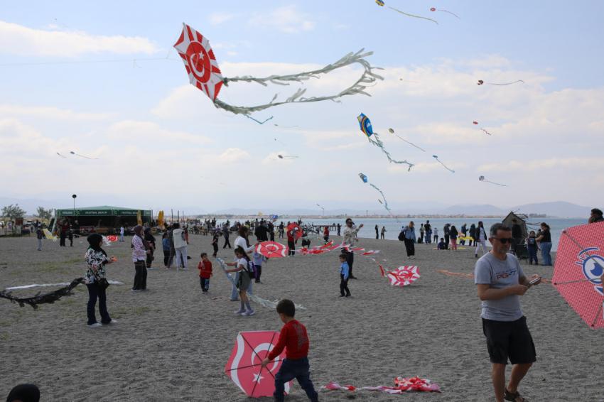 25. UÇURTMA ŞENLİĞİ’NDE BİNLERCE UÇURTMA GÖKYÜZÜNE UÇTU