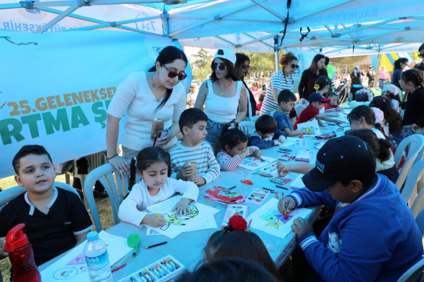 25. UÇURTMA ŞENLİĞİ’NDE BİNLERCE UÇURTMA GÖKYÜZÜNE UÇTU