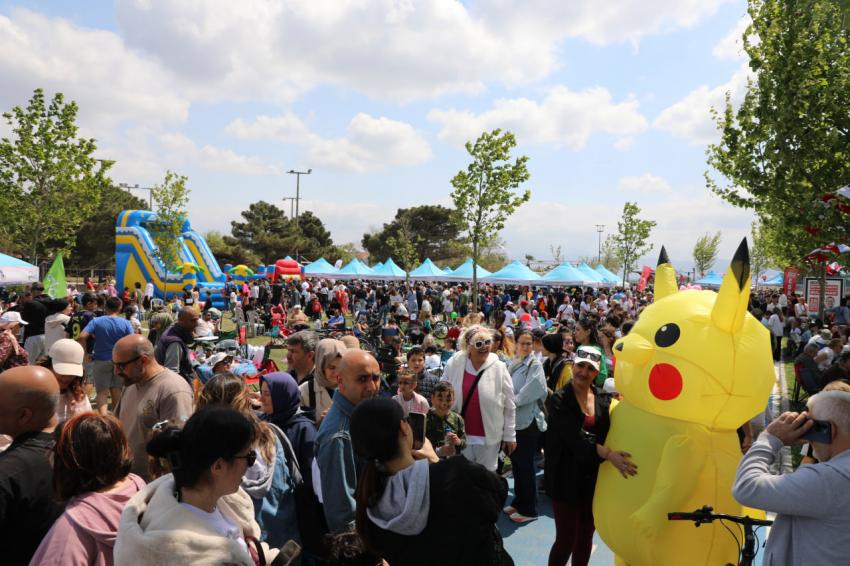 25. UÇURTMA ŞENLİĞİ’NDE BİNLERCE UÇURTMA GÖKYÜZÜNE UÇTU