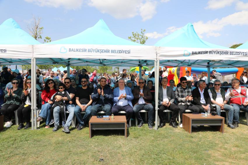 25. UÇURTMA ŞENLİĞİ’NDE BİNLERCE UÇURTMA GÖKYÜZÜNE UÇTU