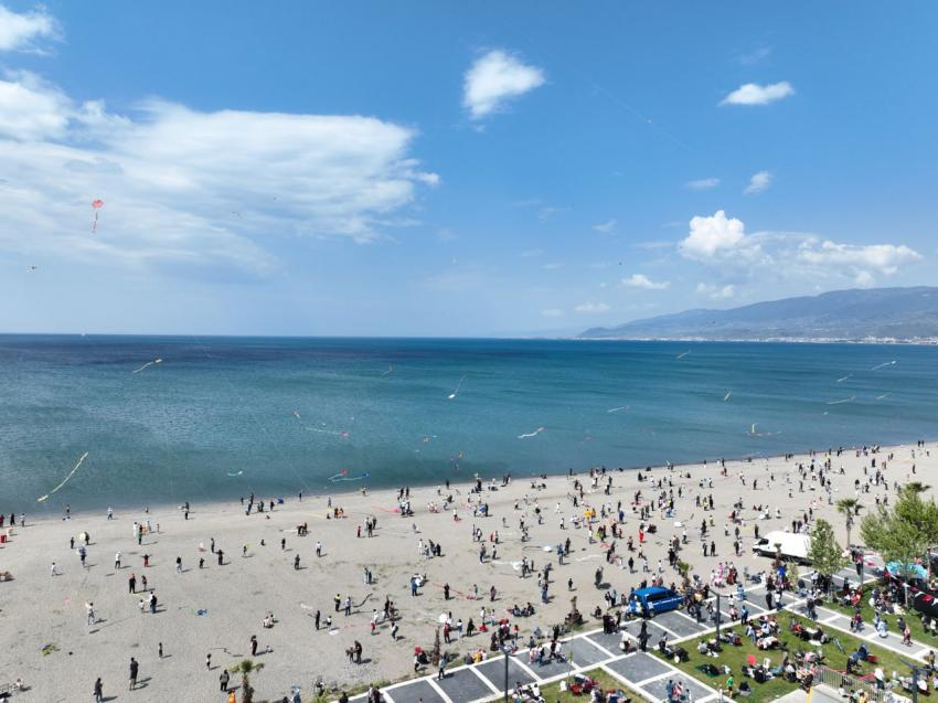 25. UÇURTMA ŞENLİĞİ’NDE BİNLERCE UÇURTMA GÖKYÜZÜNE UÇTU