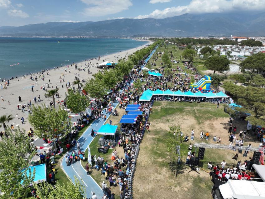 25. UÇURTMA ŞENLİĞİ’NDE BİNLERCE UÇURTMA GÖKYÜZÜNE UÇTU