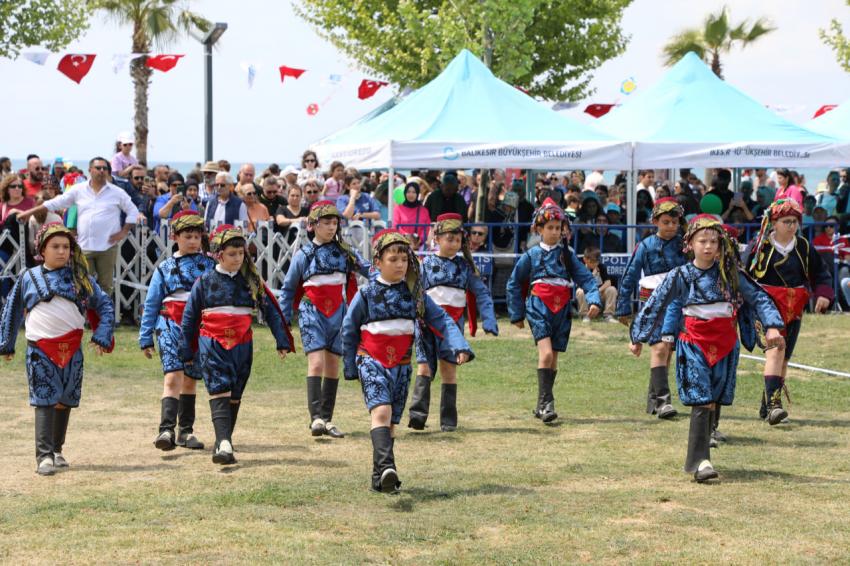 25. UÇURTMA ŞENLİĞİ’NDE BİNLERCE UÇURTMA GÖKYÜZÜNE UÇTU