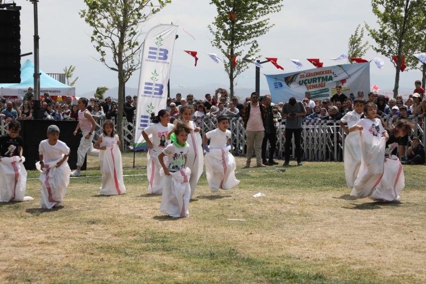 25. UÇURTMA ŞENLİĞİ’NDE BİNLERCE UÇURTMA GÖKYÜZÜNE UÇTU