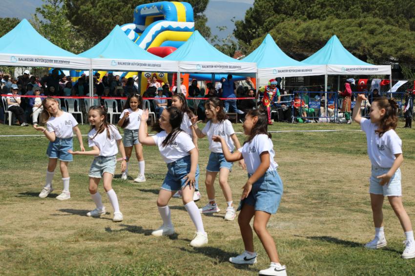 25. UÇURTMA ŞENLİĞİ’NDE BİNLERCE UÇURTMA GÖKYÜZÜNE UÇTU