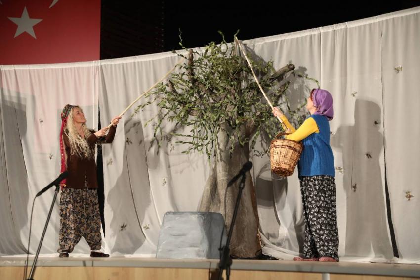 EDREMİT’TE SARIKIZ EFSANESİ MÜZİKLİ TİYATRO İLE SAHNELENDİ