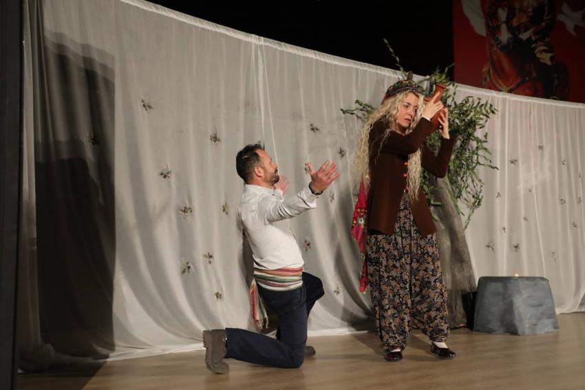 EDREMİT’TE SARIKIZ EFSANESİ MÜZİKLİ TİYATRO İLE SAHNELENDİ