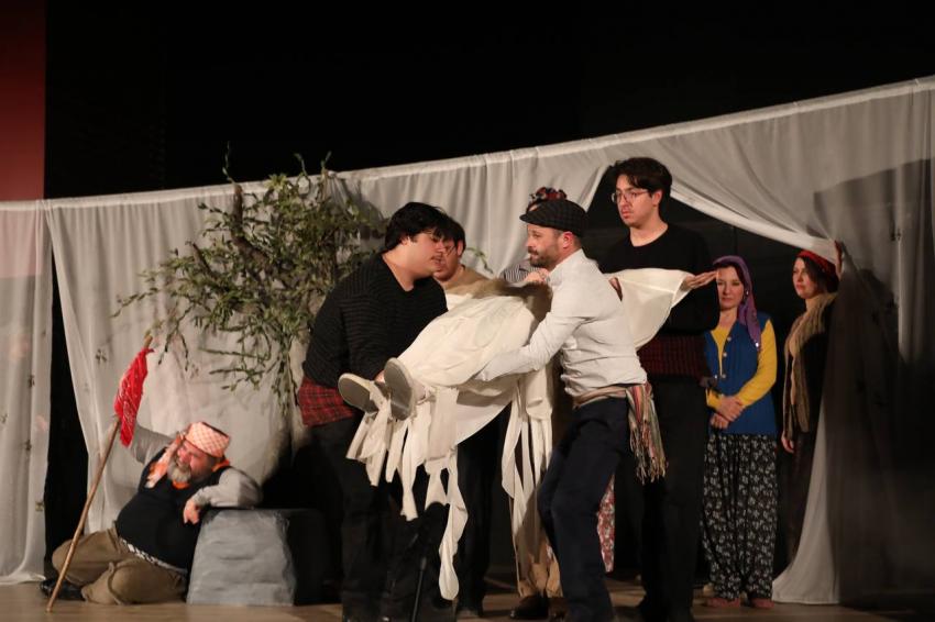 EDREMİT’TE SARIKIZ EFSANESİ MÜZİKLİ TİYATRO İLE SAHNELENDİ