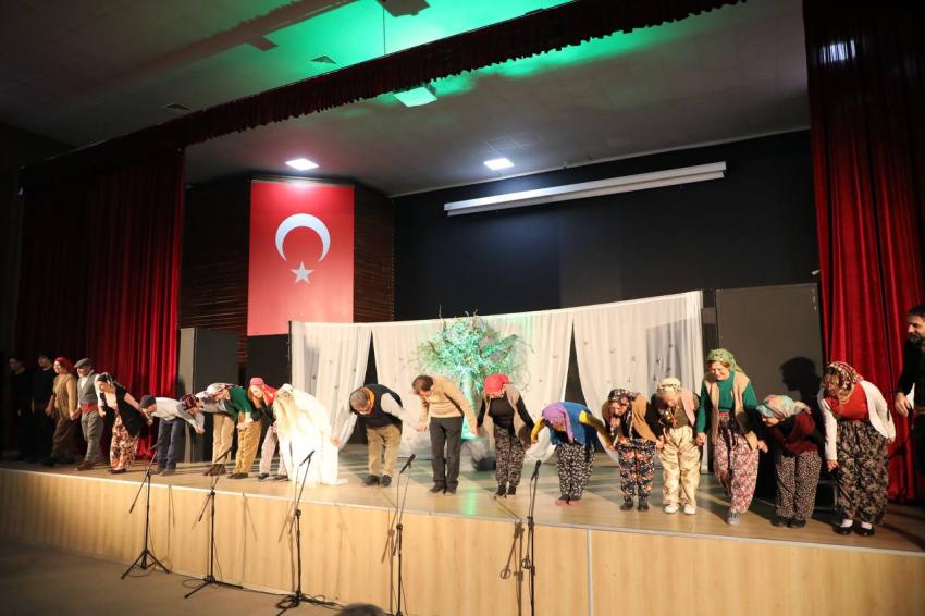 EDREMİT’TE SARIKIZ EFSANESİ MÜZİKLİ TİYATRO İLE SAHNELENDİ