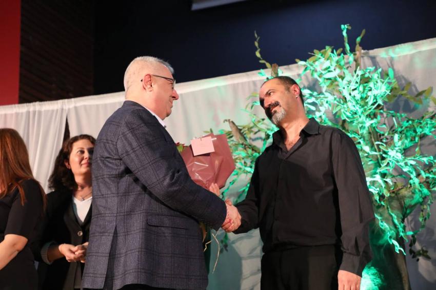 EDREMİT’TE SARIKIZ EFSANESİ MÜZİKLİ TİYATRO İLE SAHNELENDİ