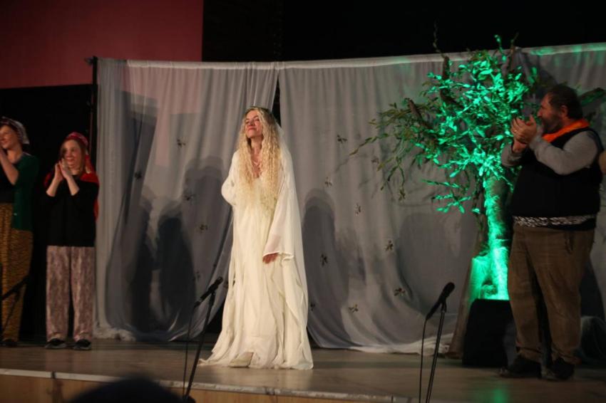 EDREMİT’TE SARIKIZ EFSANESİ MÜZİKLİ TİYATRO İLE SAHNELENDİ