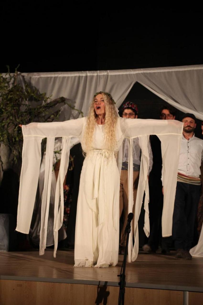 EDREMİT’TE SARIKIZ EFSANESİ MÜZİKLİ TİYATRO İLE SAHNELENDİ