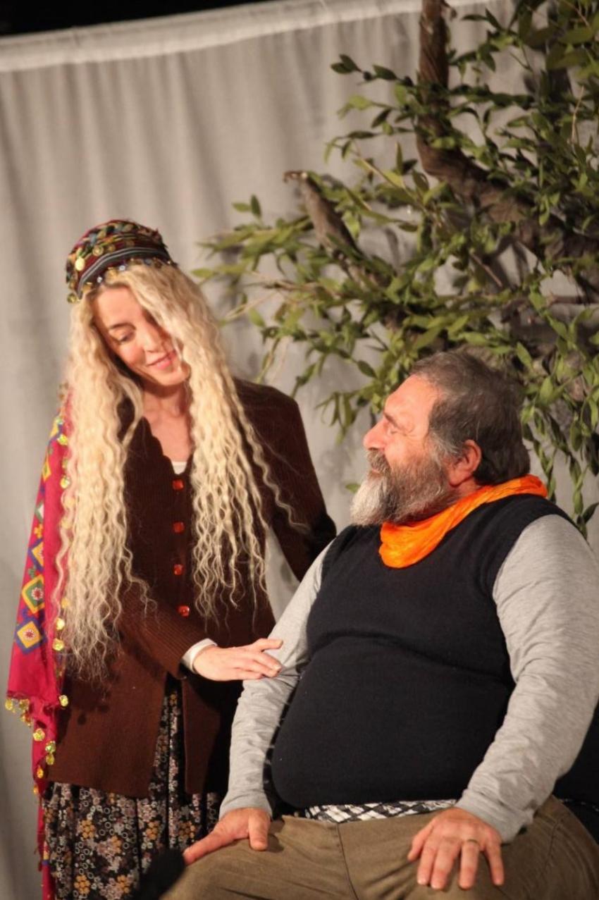 EDREMİT’TE SARIKIZ EFSANESİ MÜZİKLİ TİYATRO İLE SAHNELENDİ